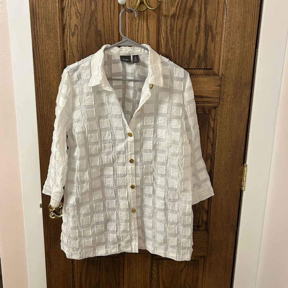 Chico’s Traveler Collection White Textured Button-Up Blouse Size 2